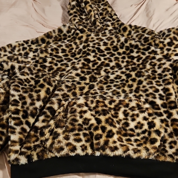 Harper & Ivy Fuzzy Leopard Print Apparel - Picture 5 of 8